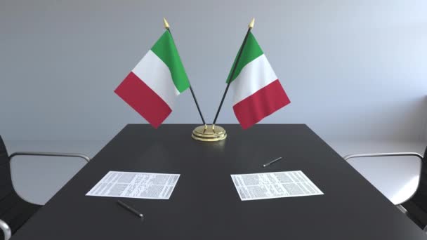 Flaggen Italiens und Papiere auf dem Tisch. Verhandlungen und Unterzeichnung eines Abkommens. konzeptionelle 3D-Animation — Stockvideo