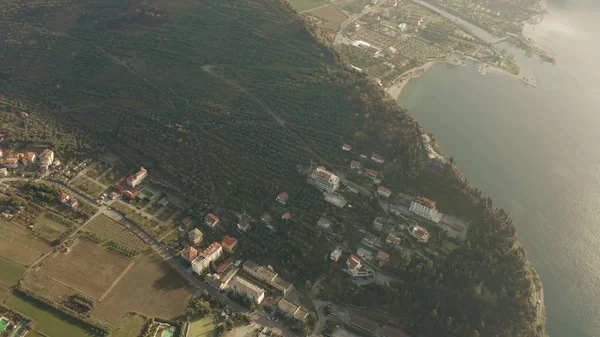 A légi felvétel a Garda-tó hegyvidéki part közelében Torbole városközpontjától. Sudtirol, Olaszország — Stock Fotó