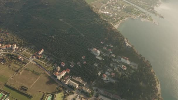 Vista aérea da costa montanhosa do Lago Garda perto da cidade de Torbole. Sudtirol, Itália — Vídeo de Stock