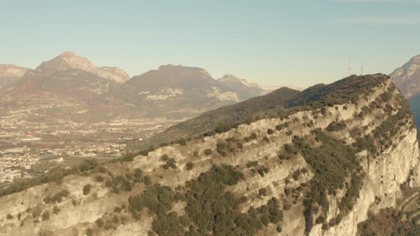 Luchtfoto van de Alpen op de noordelijke oever van het Gardameer. Sudtirol, Italië — Stockvideo