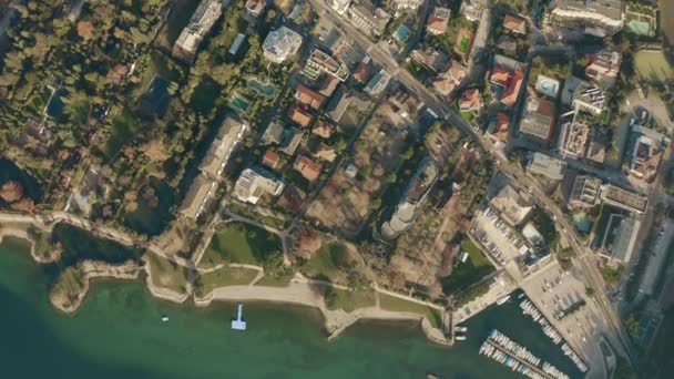 Aerial uppifrån vy av staden Riva del Garda vid Gardasjön-kusten. Sudtirol, Italien — Stockvideo