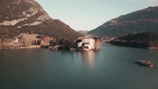 TRENTO, ITALIA - 22 de diciembre. 2018. Foto aérea del lago Toblino y castillo de Castel Toblino — Vídeo de stock