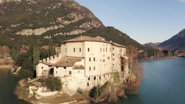 Trento, Olaszország - December 22. 2018. a légi felvétel Castel Toblino vár a tavon — Stock videók