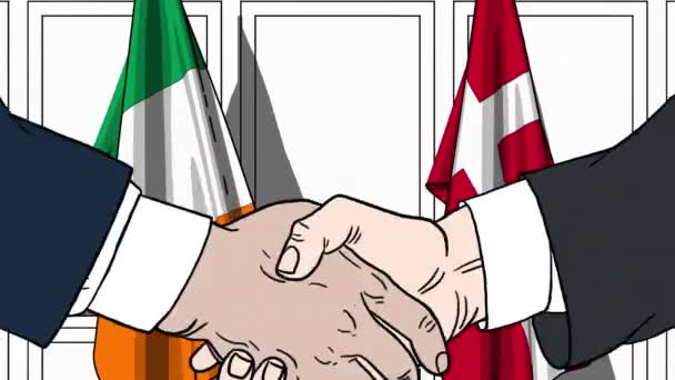 Uomini d'affari o politici stringono la mano contro le bandiere di Irlanda e Danimarca. Riunione ufficiale o animazione animata correlata alla cooperazione — Video Stock