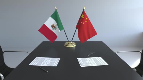 Flaggen von Mexiko und China und Papiere auf dem Tisch. Verhandlungen und die Unterzeichnung eines internationalen Abkommens. konzeptionelle 3D-Animation — Stockvideo