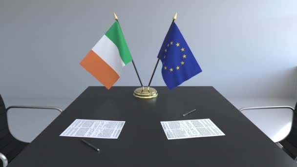 Flaggen Irlands und der Europäischen Union und Papiere auf dem Tisch. Verhandlungen und die Unterzeichnung eines internationalen Abkommens. konzeptionelle 3D-Animation — Stockvideo