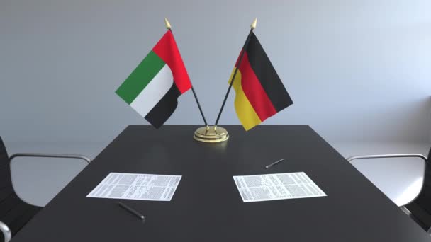 Drapeaux des Émirats arabes unis et de l'Allemagne et papiers sur la table. Négociations et signature d'un accord international. Animation 3D conceptuelle — Video