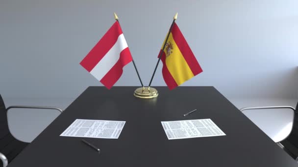 Флаги Австрии и Испании и бумаги на столе. Переговоры и подписание международного соглашения. Концептуальная 3D анимация — стоковое видео