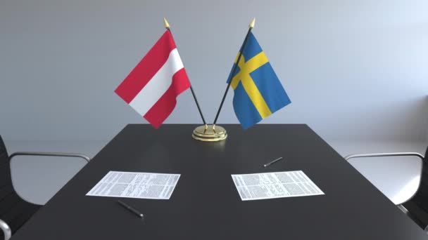 Lijst van vlaggen van Oostenrijk en Zweden en papieren op de tafel. Onderhandelingen en ondertekening van een internationale overeenkomst. Conceptuele 3d animatie — Stockvideo