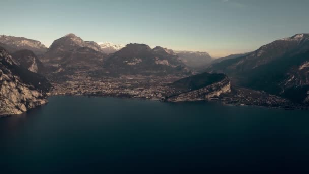 Tiro aéreo da cidade de Riva del Garda na costa. Lago de Garda, Itália — Vídeo de Stock