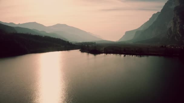 Foto aérea del Lago di Toblino Lago y montañas, norte de Italia — Vídeos de Stock