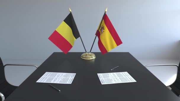 Drapeaux de Belgique et d'Espagne et papiers sur la table. Négociations et signature d'un accord international. Animation 3D conceptuelle — Video