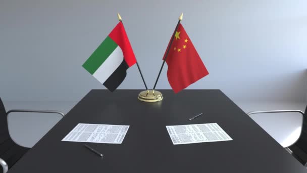 Lijst van vlaggen van de Verenigde Arabische Emiraten, China en papieren op de tafel. Onderhandelingen en ondertekening van een internationale overeenkomst. Conceptuele 3d animatie — Stockvideo