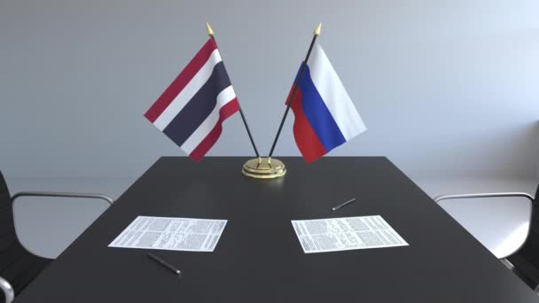 Vlajky z Thajska, Ruska a papíry na stole. Jednání a podepisování mezinárodní dohody. Konceptuální 3d animace — Stock video