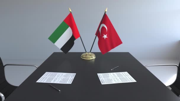 Bendera Uni Emirat Arab, Turki dan kertas-kertas di atas meja. Negosiasi dan penandatanganan perjanjian internasional. Animasi 3D konseptual — Stok Video