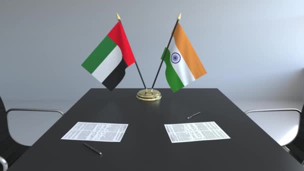 Lijst van vlaggen van India, de Verenigde Arabische Emiraten en papieren op de tafel. Onderhandelingen en ondertekening van een internationale overeenkomst. Conceptuele 3d animatie — Stockvideo