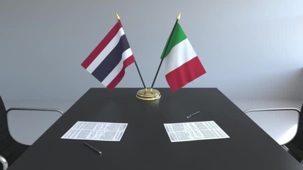 ธงชาติไทย อิตาลี และกระดาษบนโต๊ะ การเจรจาและลงนามในข้อตกลงระหว่างประเทศ แอนิเมชั่น 3D — วีดีโอสต็อก