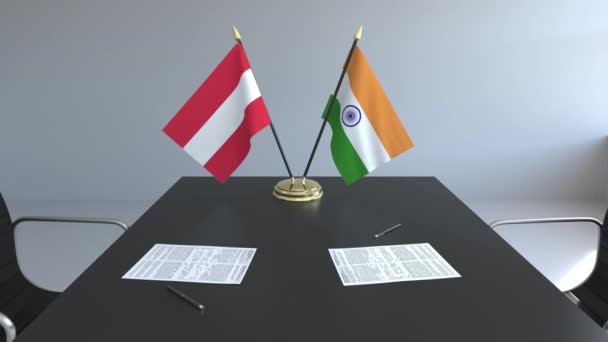 Banderas de Austria e India y papeles sobre la mesa. Negociaciones y firma de un acuerdo internacional. Animación 3D conceptual — Vídeos de Stock