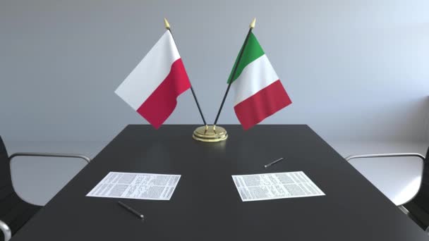 Bandiere di Polonia e Italia e carte sul tavolo. Negoziati e firma di un accordo internazionale. Animazione 3D concettuale — Video Stock