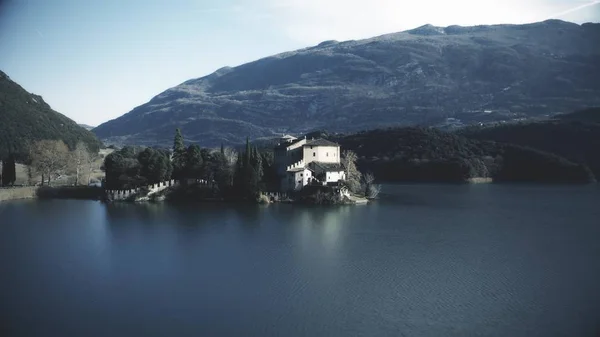 TENTO, ITÁLIA - DEZEMBRO 22. 2018. Vista aérea do Castelo de Toblino no lago — Fotografia de Stock