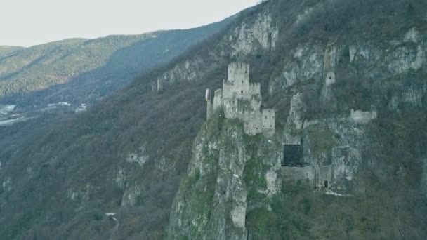 Luchtfoto van verwoeste kasteel Haderburg in Salurn (BZ), Italië — Stockvideo