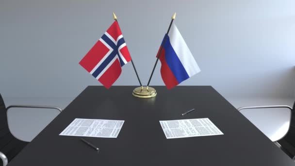 Drapeaux de la Norvège et de la Russie et papiers sur la table. Négociations et signature d'un accord international. Animation 3D conceptuelle — Video