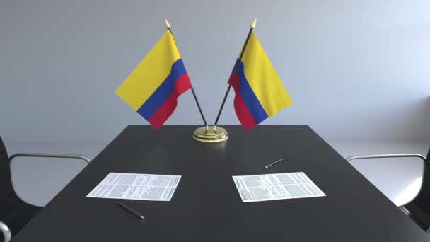 Lijst van vlaggen van Colombia en papieren op de tafel. Onderhandelingen en ondertekening van een overeenkomst. Conceptuele 3d animatie — Stockvideo