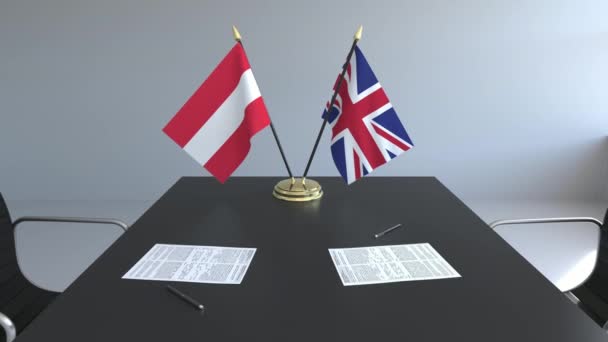 Flaggen von Österreich und Großbritannien und Papiere auf dem Tisch. Verhandlungen und die Unterzeichnung eines internationalen Abkommens. konzeptionelle 3D-Animation — Stockvideo