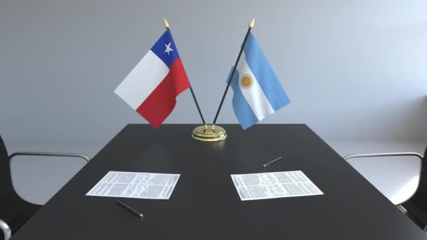 Прапори Чилі і Аргентини та документи на столі. Переговорів і підписання міжнародного договору. Концептуальні 3d анімація — стокове відео