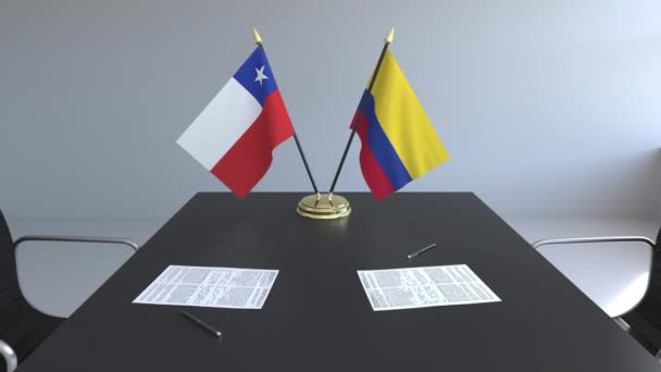 Fahnen von Chile und Kolumbien und Papiere auf dem Tisch. Verhandlungen und die Unterzeichnung eines internationalen Abkommens. konzeptionelle 3D-Animation — Stockvideo