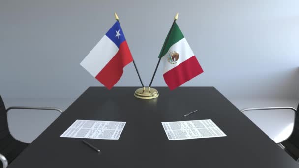 Bendera Chili dan Meksiko dan kertas di atas meja. Negosiasi dan penandatanganan perjanjian internasional. Animasi 3D konseptual — Stok Video
