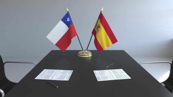 Прапори Чилі та Іспанії і документи на столі. Переговорів і підписання міжнародного договору. Концептуальні 3d анімація — стокове відео