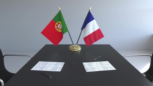 Flaggen von Portugal und Frankreich und Papiere auf dem Tisch. Verhandlungen und die Unterzeichnung eines internationalen Abkommens. konzeptionelle 3D-Animation — Stockvideo