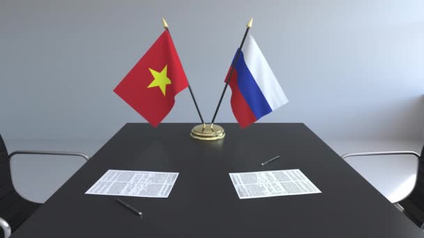Flaggen Vietnams und Russlands und Papiere auf dem Tisch. Verhandlungen und die Unterzeichnung eines internationalen Abkommens. konzeptionelle 3D-Animation — Stockvideo