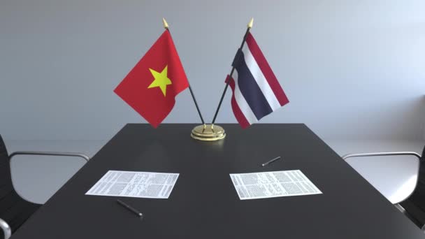 Flaggen Vietnams und Thailands und Papiere auf dem Tisch. Verhandlungen und die Unterzeichnung eines internationalen Abkommens. konzeptionelle 3D-Animation — Stockvideo