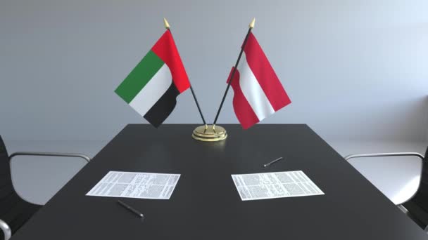 Bandiere degli Emirati Arabi Uniti e dell'Austria e documenti sul tavolo. Negoziati e firma di un accordo internazionale. Animazione 3D concettuale — Video Stock