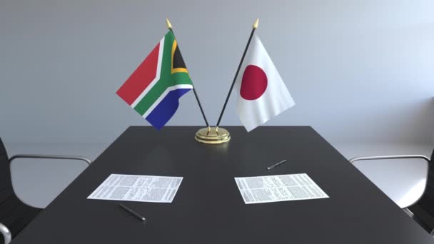 Zászlók, Dél-Afrika és Japán és papírok az asztalon. A tárgyalások és a nemzetközi megállapodást. Fogalmi 3d animáció — Stock videók