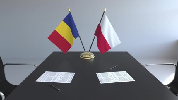 Флаги Румынии и Польши и бумаги на столе. Переговоры и подписание международного соглашения. Концептуальная 3D анимация — стоковое видео