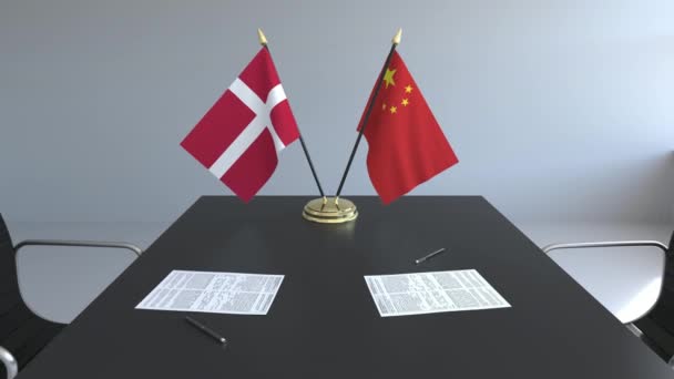 Vlajky Dánska a Číny a papíry na stole. Jednání a podepisování mezinárodní dohody. Konceptuální 3d animace — Stock video