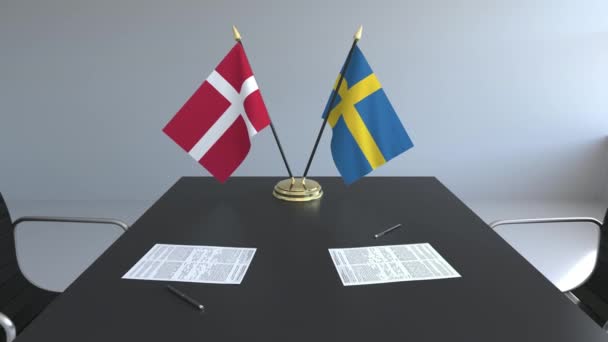Banderas de Dinamarca y Suecia y documentos sobre la mesa. Negociaciones y firma de un acuerdo internacional. Animación 3D conceptual — Vídeos de Stock