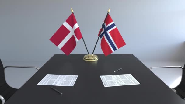 Banderas de Dinamarca y Noruega y documentos sobre la mesa. Negociaciones y firma de un acuerdo internacional. Animación 3D conceptual — Vídeos de Stock