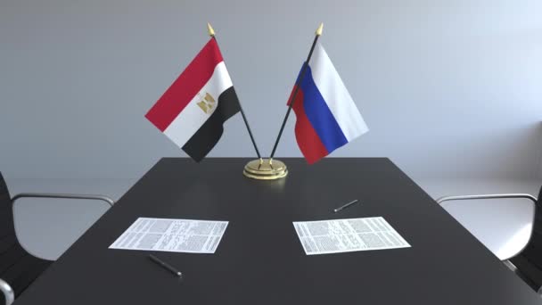 Drapeaux de l'Egypte et de la Russie et papiers sur la table. Négociations et signature d'un accord international. Animation 3D conceptuelle — Video