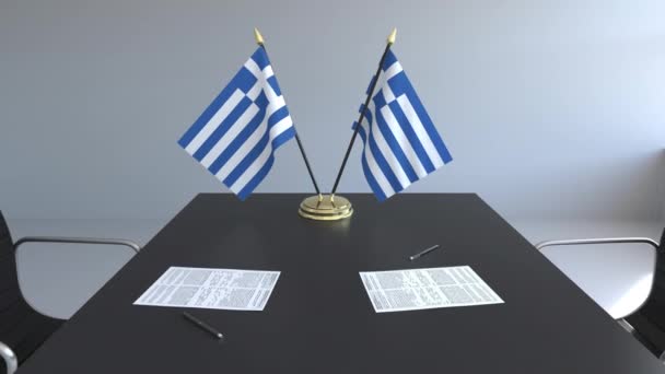 Banderas de Grecia y papeles sobre la mesa. Negociaciones y firma de un acuerdo. Animación 3D conceptual — Vídeos de Stock