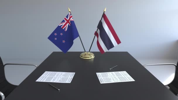 ธงชาตินิวซีแลนด์และไทย และกระดาษบนโต๊ะ การเจรจาและลงนามในข้อตกลงระหว่างประเทศ แอนิเมชั่น 3D — วีดีโอสต็อก