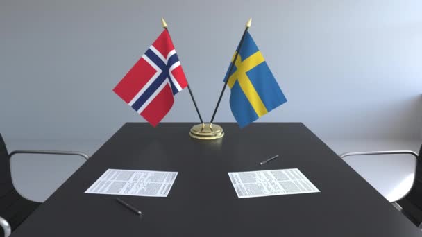 Bandiere della Norvegia e della Svezia e documenti sul tavolo. Negoziati e firma di un accordo internazionale. Animazione 3D concettuale — Video Stock