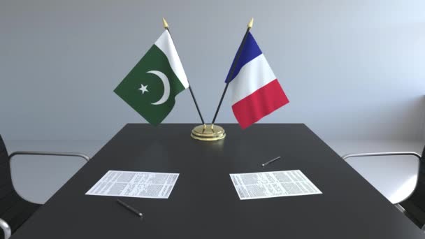 Flaggen von Pakistan und Frankreich und Papiere auf dem Tisch. Verhandlungen und die Unterzeichnung eines internationalen Abkommens. konzeptionelle 3D-Animation — Stockvideo