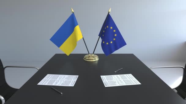 Flaggen der Ukraine und der Europäischen Union und Papiere auf dem Tisch. Verhandlungen und die Unterzeichnung eines internationalen Abkommens. konzeptionelle 3D-Animation — Stockvideo