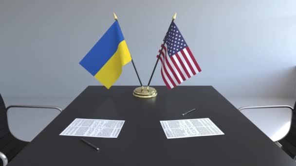 Flagi Ukrainy i Stanów Zjednoczonych i dokumentacją na stole. Negocjacji i podpisywania umowy międzynarodowej. Koncepcyjne animacji 3d — Wideo stockowe