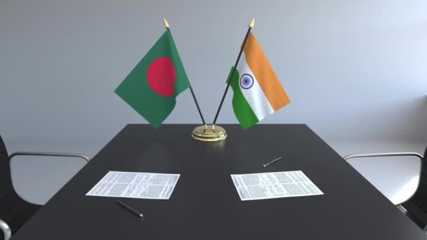 Flaggen von Bangladesch und Indien und Papiere auf dem Tisch. Verhandlungen und die Unterzeichnung eines internationalen Abkommens. konzeptionelle 3D-Animation — Stockvideo