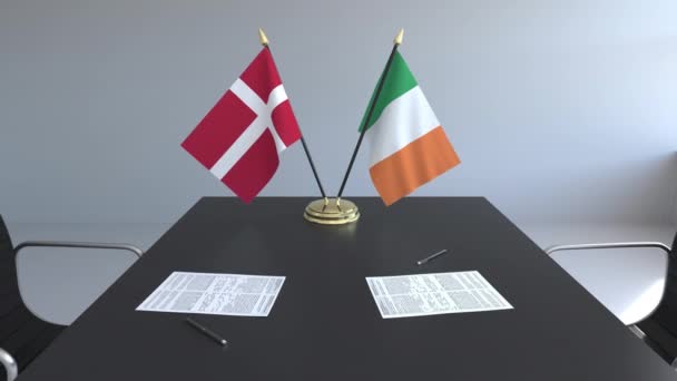 Banderas de Dinamarca e Irlanda y documentos sobre la mesa. Negociaciones y firma de un acuerdo internacional. Animación 3D conceptual — Vídeos de Stock
